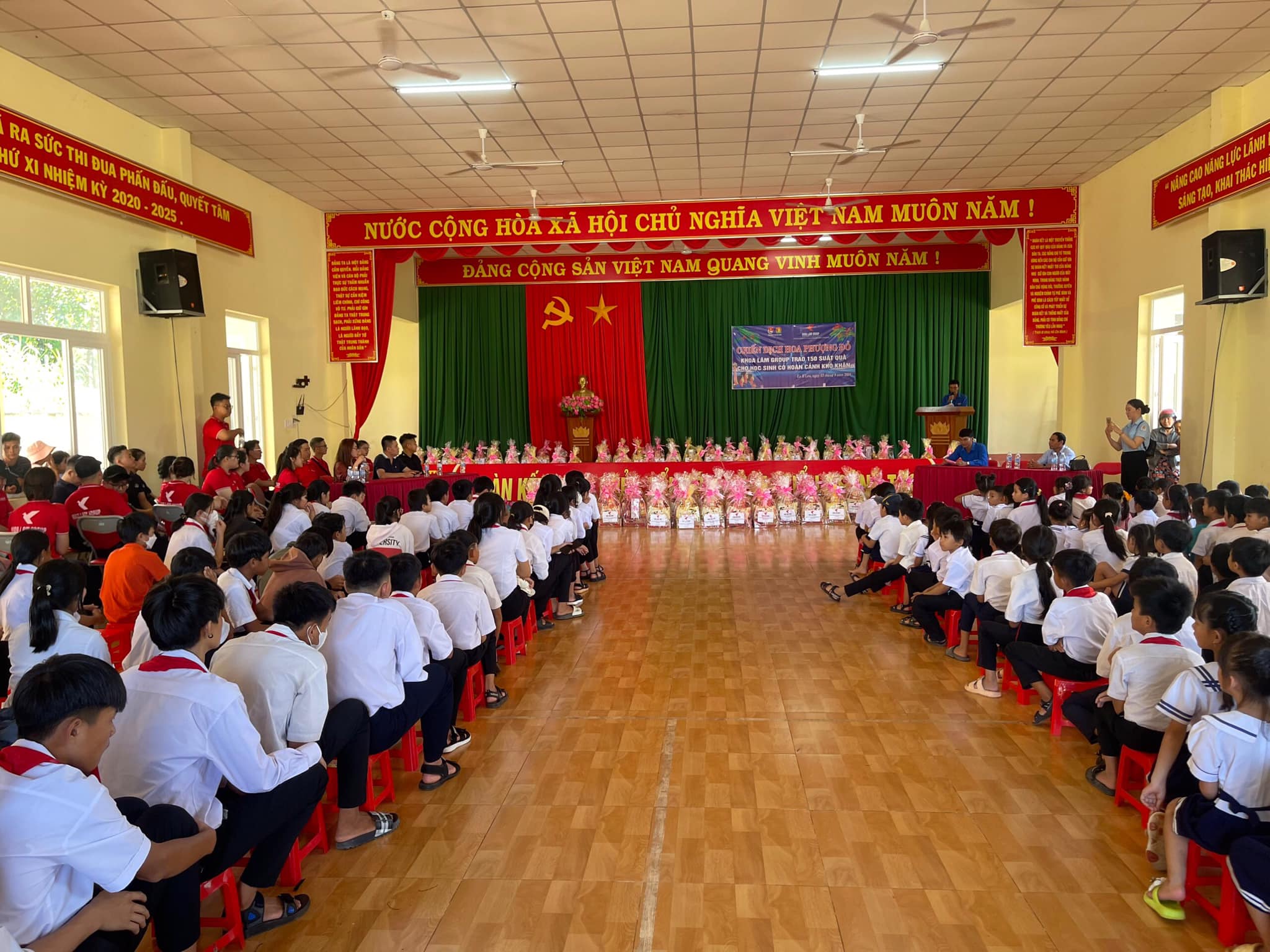 Tặng 150 suất quà cho các em học sinh nghèo, có hoàn cảnh khó khăn trên địa bàn xã Cư Mốt